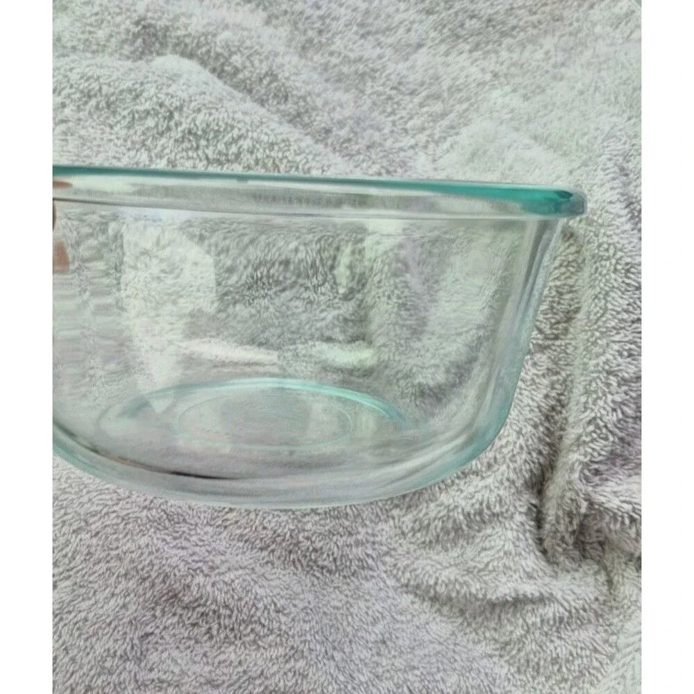 Pyrex 4 Cup Mixing Container Bowl 6 1/2 Inches Across 7201R Made In USA